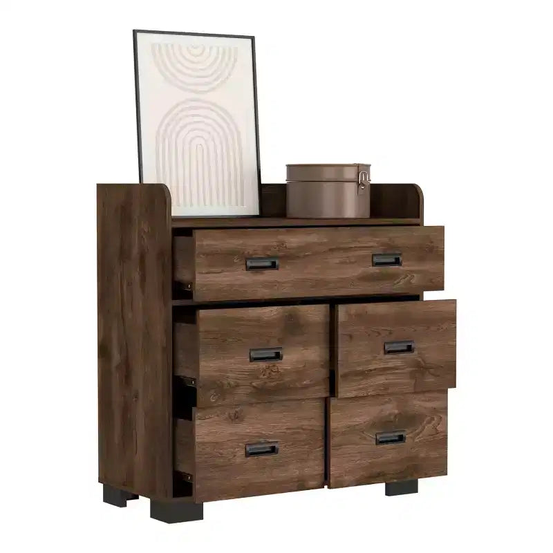 Commode à 4 tiroirs, dont un double, moderne avec façades cannelées, grand espace de rangement et glissières métalliques, plateau supérieur de qualité supérieure