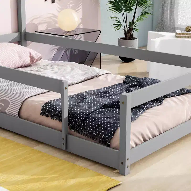 Lit au sol une place avec tête de lit en forme de maison et barrières de sécurité, cadre de lit bas moderne en bois pour la maison