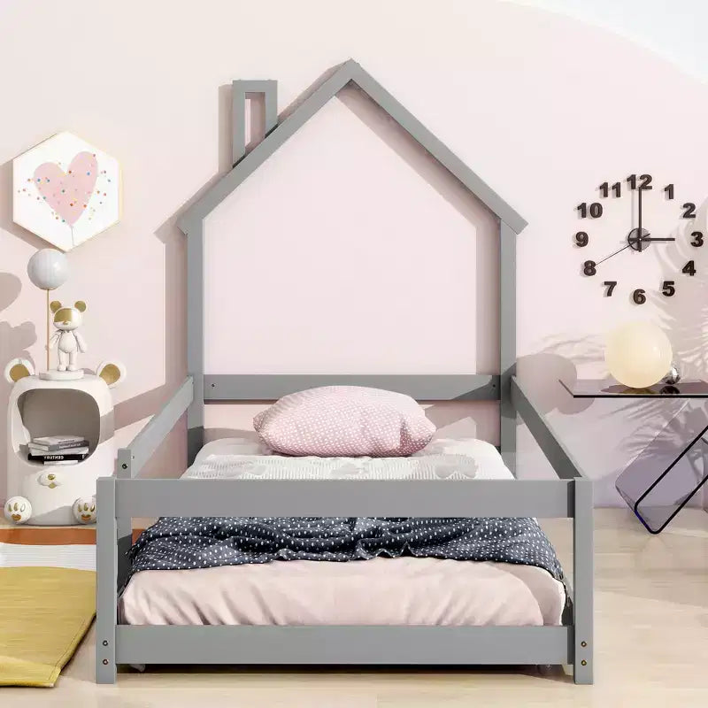 Lit au sol une place avec tête de lit en forme de maison et barrières de sécurité, cadre de lit bas moderne en bois pour la maison