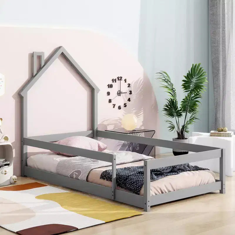 Lit au sol une place avec tête de lit en forme de maison et barrières de sécurité, cadre de lit bas moderne en bois pour la maison