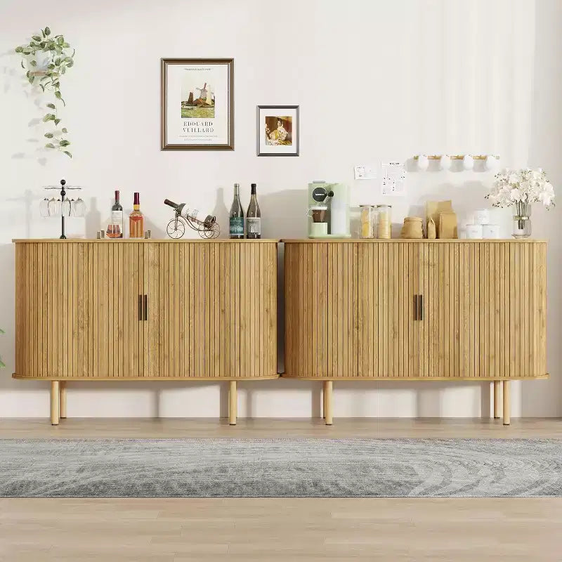 Aparador estriado de 47 con puertas corredizas, moderno armario de almacenamiento de madera con estantes ajustables para sala de estar, cocina y comedor
