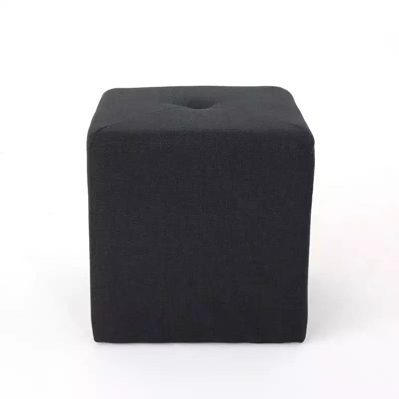 Moderner quadratischer Hocker mit Stoffbezug und Knopfheftung