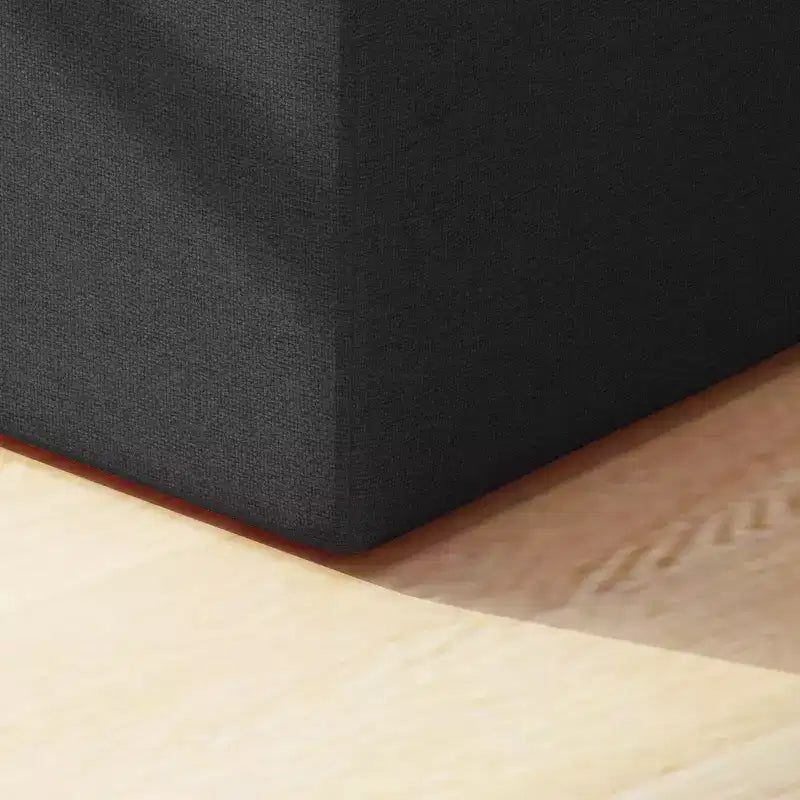 Moderner quadratischer Hocker mit Stoffbezug und Knopfheftung