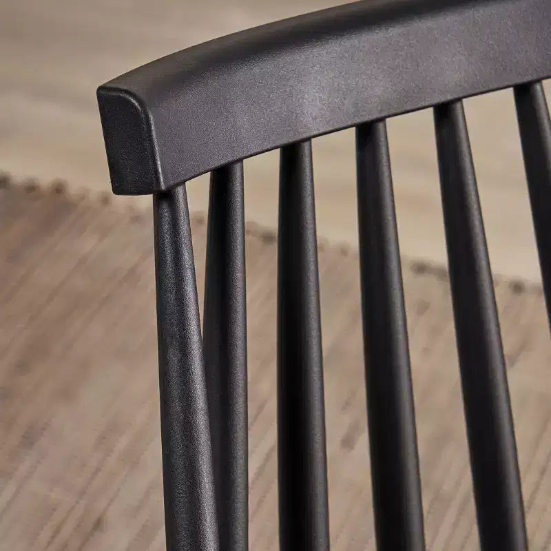 Sillas de comedor de plástico estilo granja con respaldo de husillo (juego de 2)