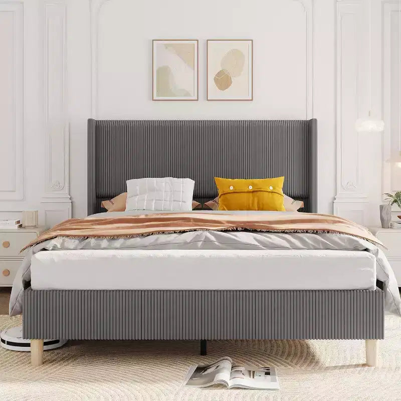 Cadre de lit rembourré grand format, lit plateforme en velours côtelé avec tête de lit à ailes capitonnée à canaux verticaux, lattes en bois, sans sommier, gris