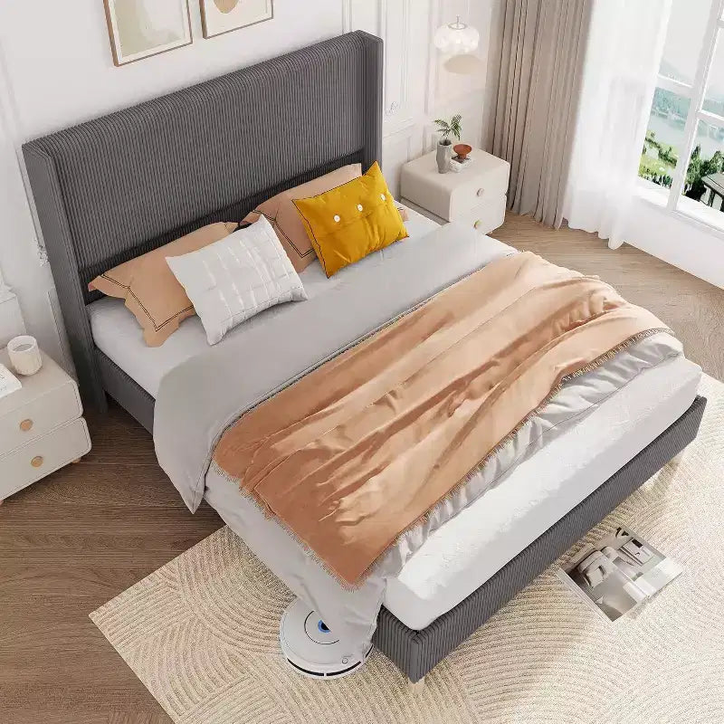 Cadre de lit rembourré grand format, lit plateforme en velours côtelé avec tête de lit à ailes capitonnée à canaux verticaux, lattes en bois, sans sommier, gris