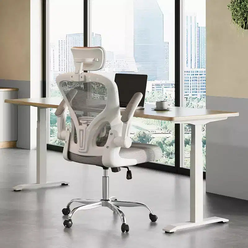 Bürostuhl mit hoher Rückenlehne aus Netzstoff, ergonomischer Schreibtischstuhl mit hochklappbaren Armlehnen, verstellbarer Kopfstütze und Lendenstütze