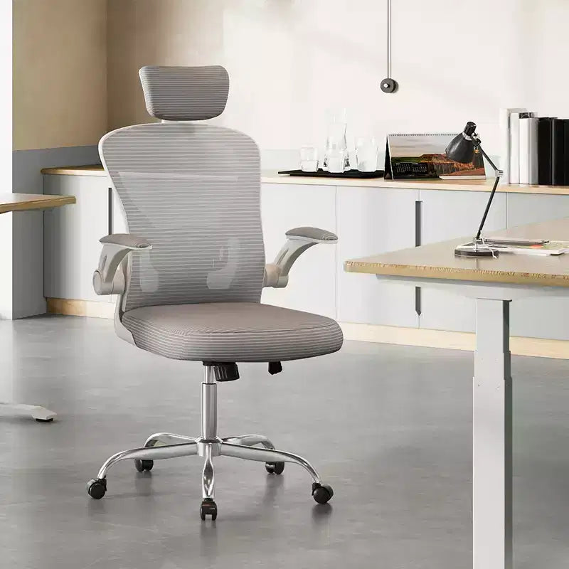Bürostuhl mit hoher Rückenlehne aus Netzstoff, ergonomischer Schreibtischstuhl mit hochklappbaren Armlehnen, verstellbarer Kopfstütze und Lendenstütze
