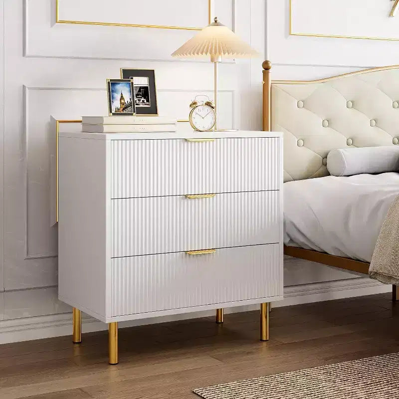 Commode moderne à 3 tiroirs - poignées dorées et grand espace de rangement pour chambre et salon