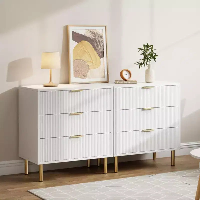 Commode moderne à 3 tiroirs - poignées dorées et grand espace de rangement pour chambre et salon