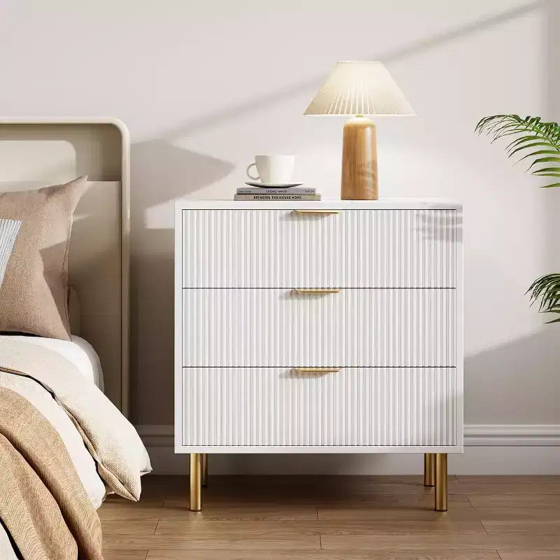 Moderne Kommode mit 3 Schubladen - goldene Griffe und viel Stauraum für Schlafzimmer und Wohnzimmer